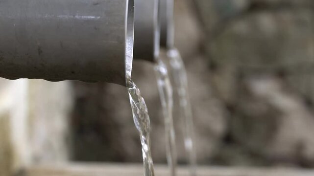 Ca&ntilde;os de agua de manantial de sierra en Espa&ntilde;a