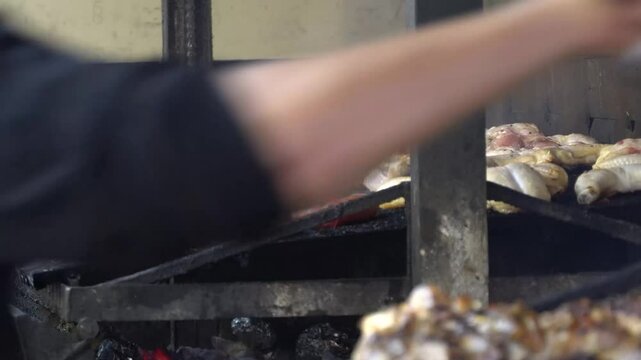Asador de carne a la brsa profesional a tope de producci&oacute;n en hora putna
