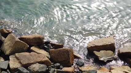 複雑な模様の波と海面に反射する光