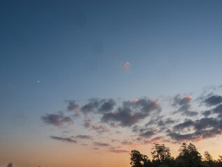 三日月と秋の夕暮れ