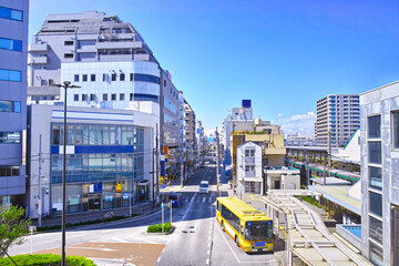 神奈川県藤沢市、快晴の辻堂駅南口の西方向の風景
