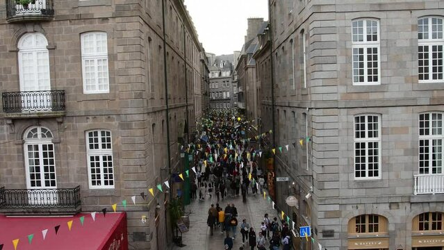Rue typique de Saint-Malo intra-muros en Bretagne - 4K