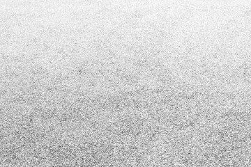 光が反射する舗装された道