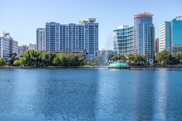 Obraz premium Skyline and high-rise buildings across Lake Eola in Orlando, USA