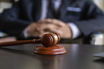 Lawyer's Office of Law Counsel works with the judge's column and the Goddess of Justice's scales on the table with the takamai books and contract documents.