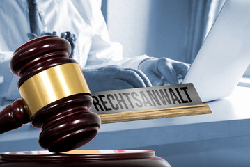 Ein Rechtsanwalt und ein Richterhammer