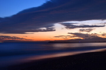 夕焼けの茅ヶ崎海岸の静かな海