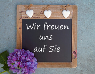 Wir freuen uns auf Sie - Tafel mit Hortensie