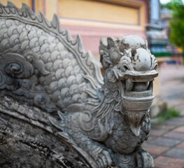 Standbeeld van een draak in het verlaten waterpark van het Thuy Tien-meer