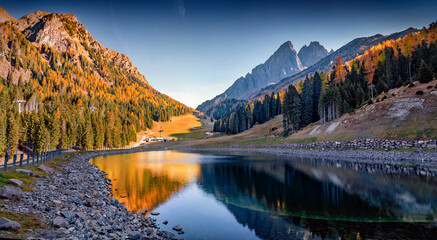 Ruhige Herbstszene von Italien, Europa. Die Dolomiten-Alpen spiegeln sich im ruhigen Wasser des Malga Ces-Sees wider. Schönheit des Naturkonzepthintergrundes.