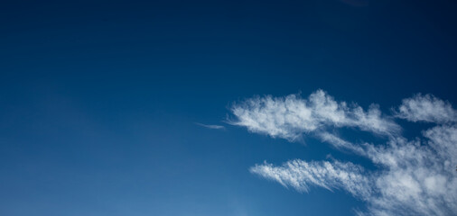 Błękitne niebo z białymi chmurkami , blue sky	 - obrazy, fototapety, plakaty