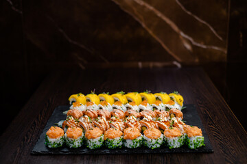 Gemischter Sushi und Maki Rollen Teller