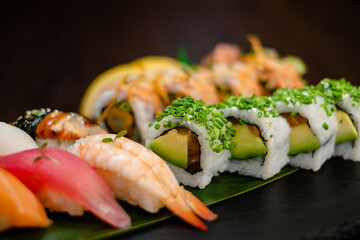 Gemischter Sushi und Maki Rollen Teller