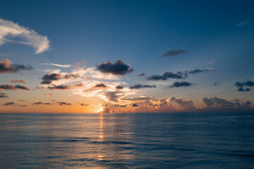 Obraz premium Sea beach with sky sunset or sunrise. Cloudscape over the sunset sea. Sunset at tropical beach. Nature sunset landscape of summer morning sea.