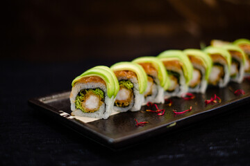 Vegetarische Maki Rollen mit Gurke und Tofu