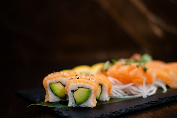 Avocado Maki mit Lachs auf Fischplatte