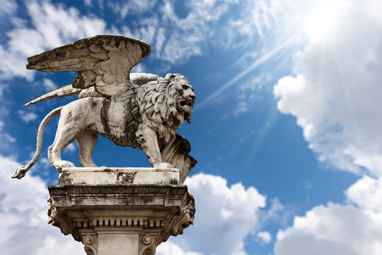 Marble statue of the Winged Lion of Saint Mark, symbol of the evangelist, the Venetian Republic and the Veneto Region. Piazza dei Signori, Padua, Italy, Europe. 