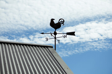 秋の青空と風見鶏のある屋根 - obrazy, fototapety, plakaty