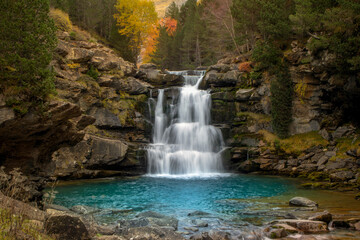 Fototapeta na wymiar Beautiful waterfall on the Arazas river in the Ordesa y Monte Perdido National Park in the Pyrenees, Huesca, Spain