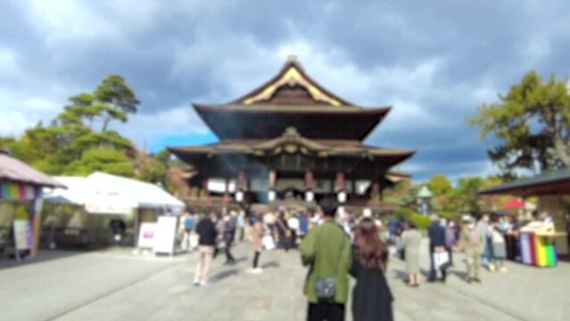 ぼかし背景素材: 長野県善光寺を参拝するマスクを着けた沢山の人々 4K  2022年10月29日