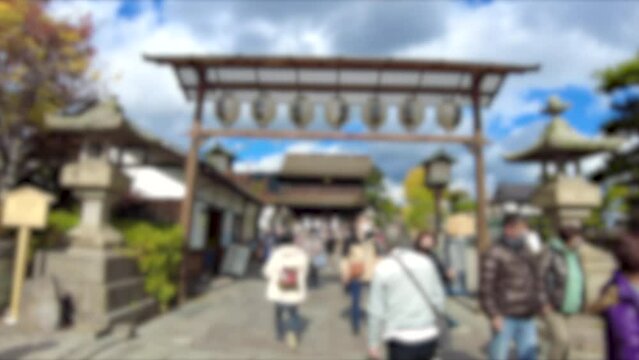 ぼかし背景素材: 長野県善光寺を参拝するマスクを着けた沢山の人々 4K  2022年10月29日