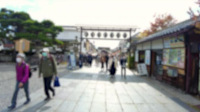 ぼかし背景素材: 長野県善光寺を参拝するマスクを着けた沢山の人々 4K  2022年10月29日