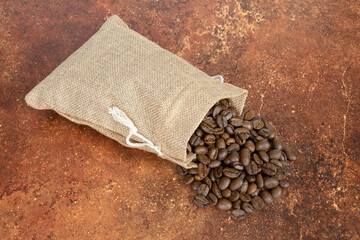 grains de café torréfié dans un sac en toile de jute