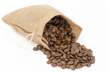 grains de café torréfié dans un sac en toile de jute