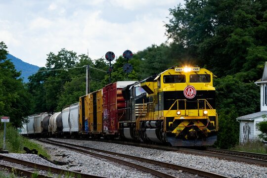 Virginian Heritage unit from Norfolk Southern leads M6M through Troutville Virginia
