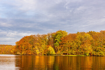 Fototapeta na wymiar Blick über den See Schmaler Luzin auf die herbstliche Feldberger Seenlandschaft