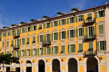 France, côte d'azur, Nice,  façade typique de la vielle ville d'influence italienne.