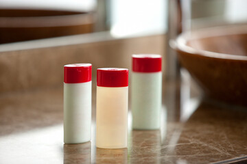 洗面台にある化粧品