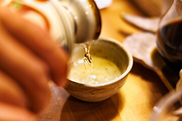 お猪口に注ぐ美味しそうな日本酒