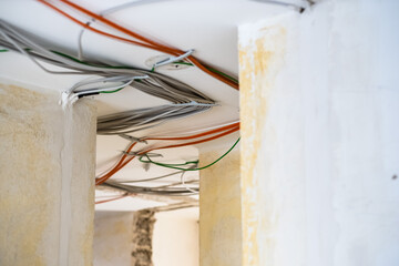 Stromkabel an der Decke einer Wohnung, Elektroinstallation einer Wohnung