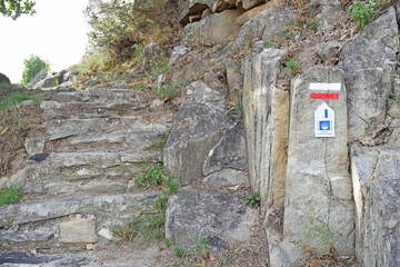 Escalier en pierres sur un chemin de grande randonnée inscrit dans la voie catalane du chemin de Saint-Jacques-de-Compostelle.