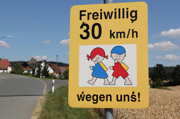 Schild Freiwillig 30 km/h