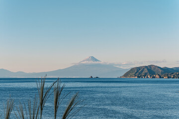 夕暮れ時の富士山と伊豆の海
