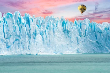 Schilderijen op glas Balloon flying over Perito Moreno Glacier in Argentina © Fyle