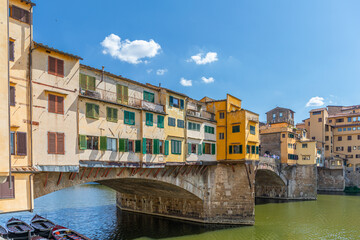 Fototapeta na wymiar Ponte Vecchio depuis les Lungarni, les quais de la rive droite de l'Arno, à Florence, Italie