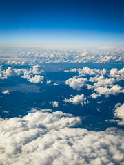 Fototapeta na wymiar 【旅行】上空の飛行機からみる空と雲