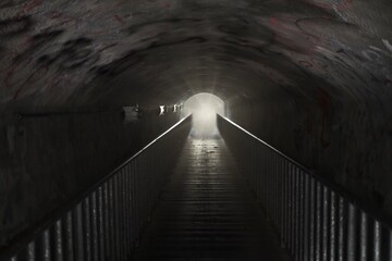 Hoffnung durch Licht am Ende des Tunnels