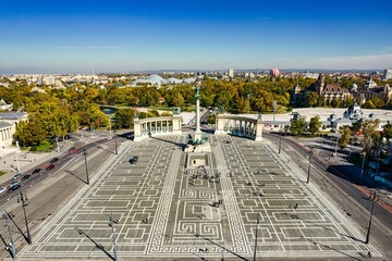 Panoramische opname vanuit een hoge hoek van het Heldenplein, Boedapest, Hongarije