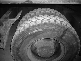 une grosse roue de camion