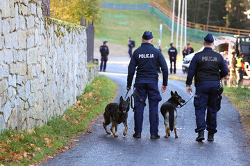 Policjant przewodnik psa podczas pościgu za przestępcą. 