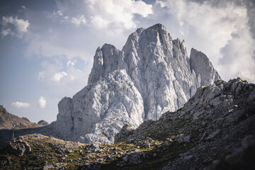 Crestas de montaña sobre la niebla en el parque nacional de picos de europa