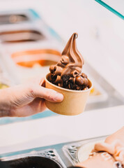 Helado de yogurt de chocolate con sirope