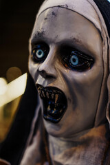 Una monja maquillada terrorificamente para asustar en halloween