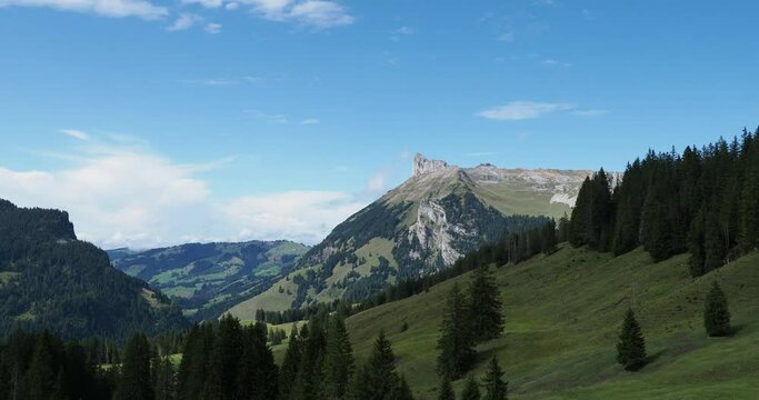 Wunderbarer Blick vom Tannigsboden auf den Bergspitze schibeng&uuml;tsch am Ende des Gebirgsstocks der Schrattenfluh in den Luzerner Voralpen im Schweizer