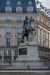 Statue équestre du roi de France Louis XIV habillé comme un empereur romain et monté sur un...