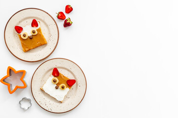 Kids sandwiches for breakfast - fox face made from peanut butter and strawberries